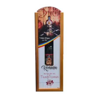 Dracula, romania, cutie din lemn cu sticla de vin mica